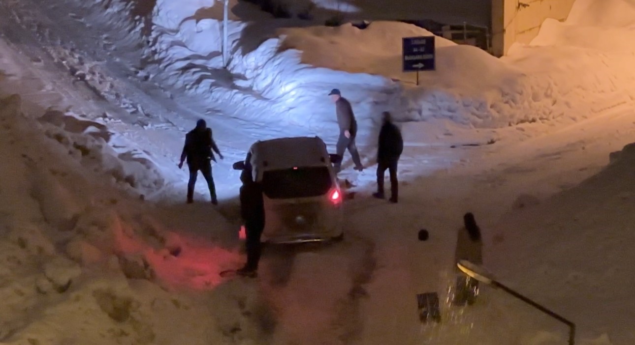 Yüksekova’da araçlar imece usulü kurtarıldı