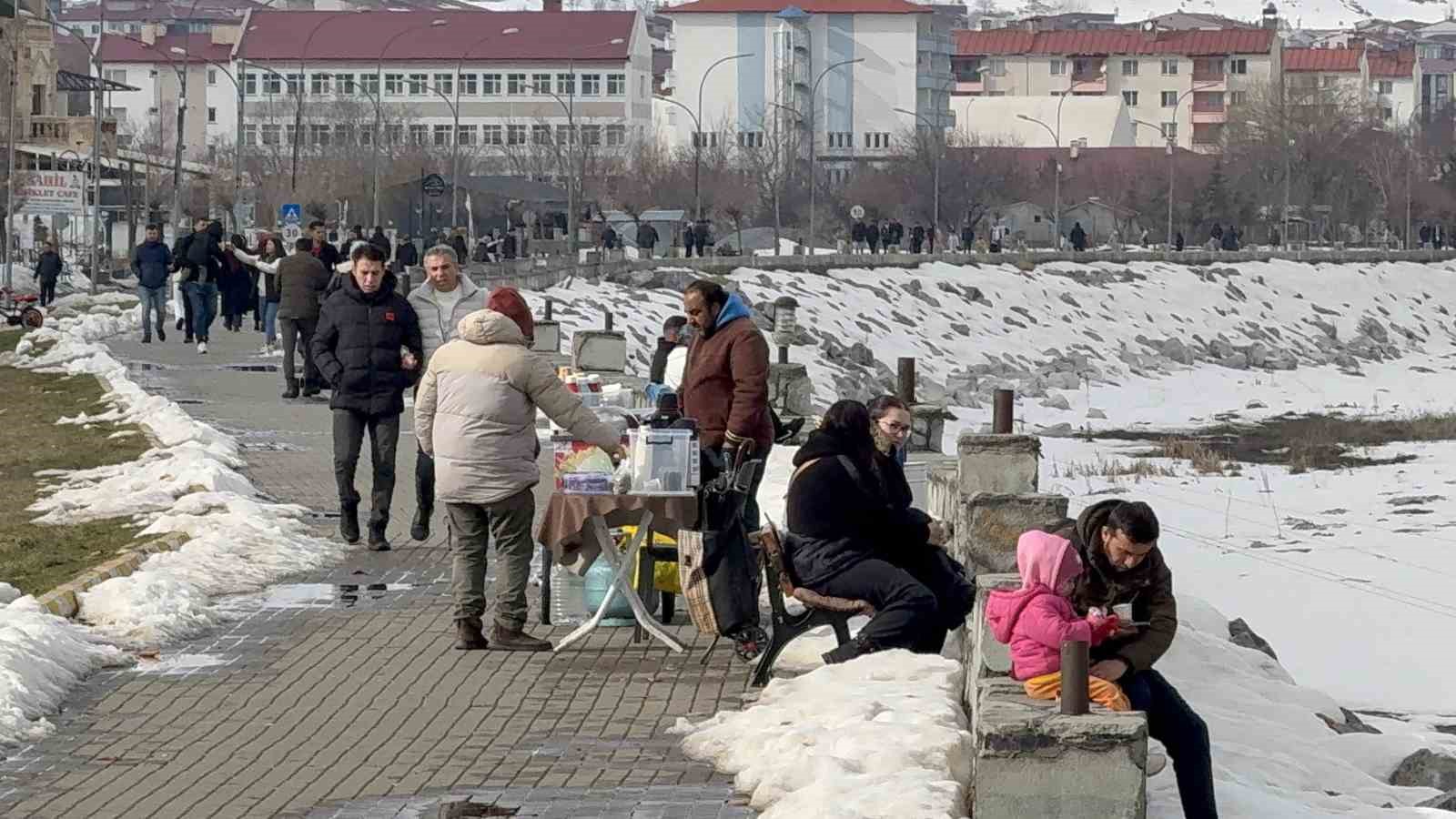 Van Gölü Sahili’nde yoğunluk