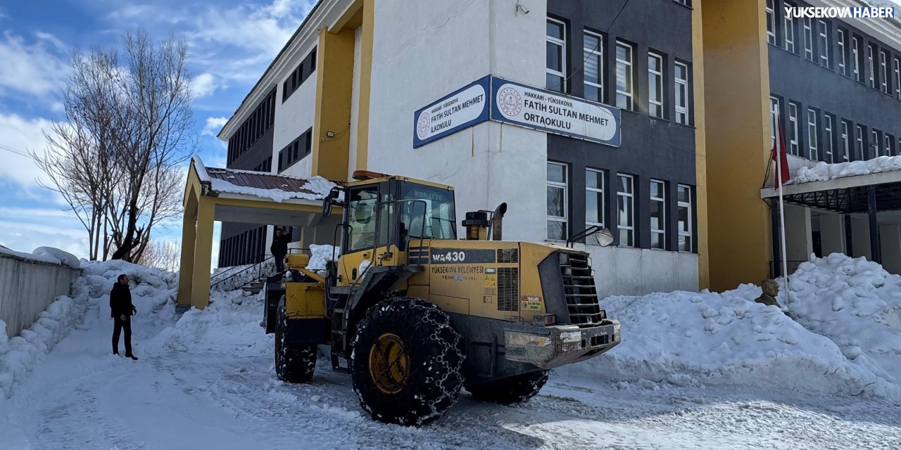 Yüksekova’da okullar için kar mesaisi
