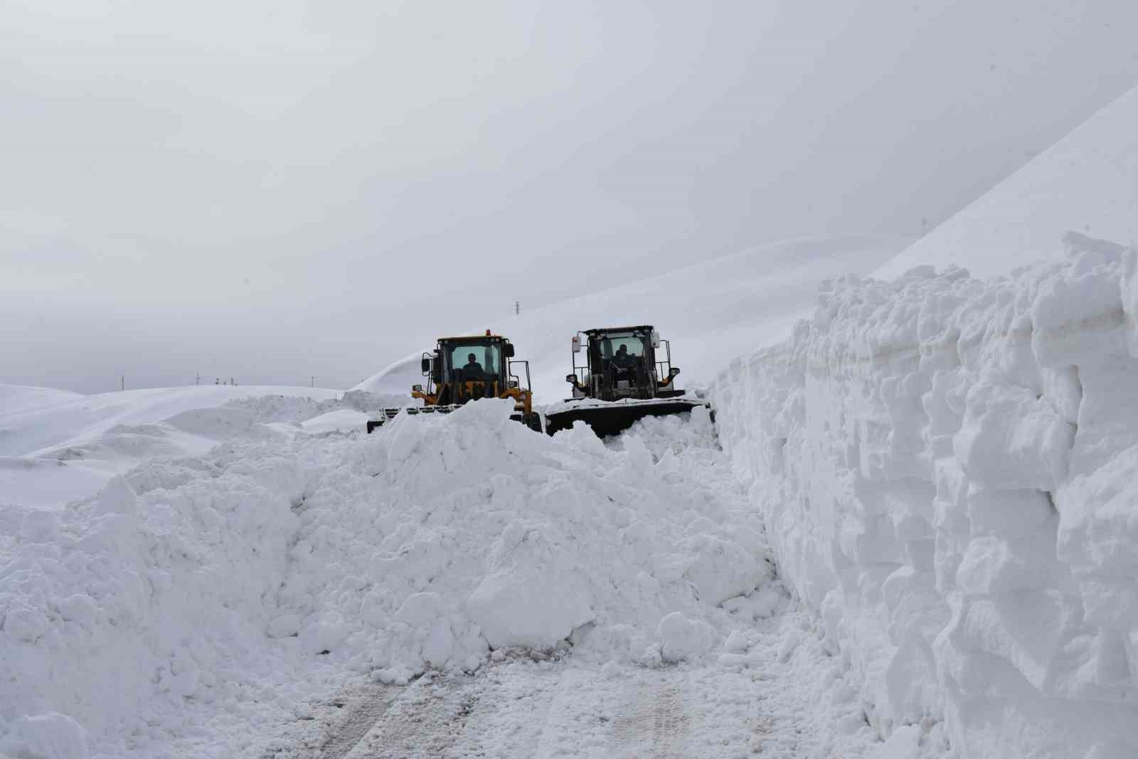 Hakkari’de 143 yerleşim yerinin yolu ulaşıma açıldı