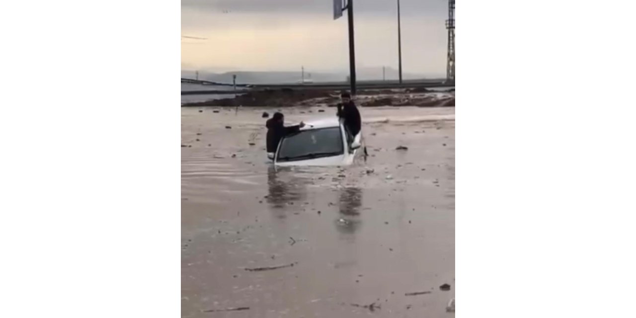 Silopi’de otomobille suda mahsur kalan 2 kişi kurtarıldı
