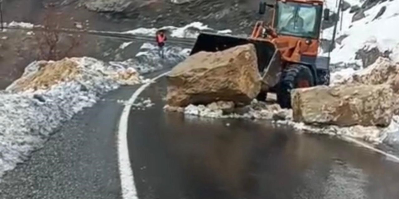 Şırnak’ta dev kayalar yolu kapattı