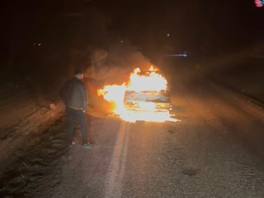 Diyarbakır'da seyir halindeki otomobil yanarak kullanılamaz hale geldi