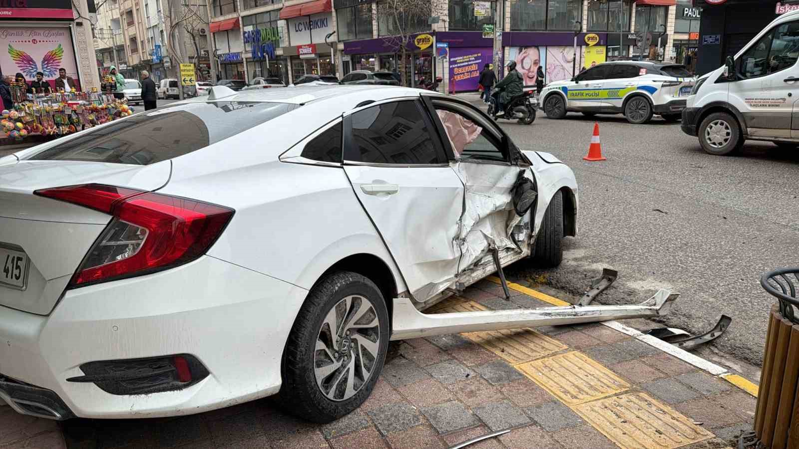 Mardin’de otomobiller çarpıştı: 2 kişi yaralandı