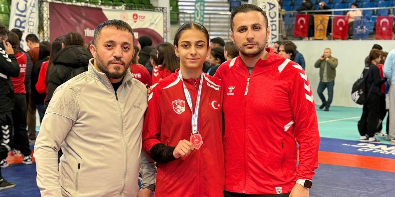 Hakkârili güreşçi Havin Selçuk Türkiye üçüncüsü oldu