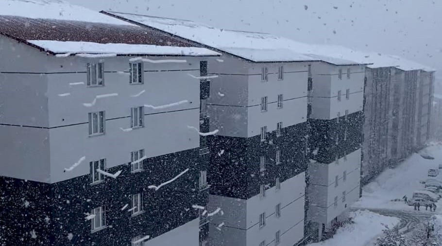Bitlis’te çatıdan caddeye düşen kar kütleleri görsel şölen sundu