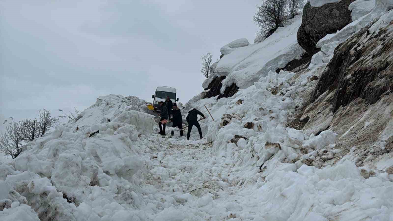 Hakkâri’de çığ düştü, öğrenci servisi yolda kaldı