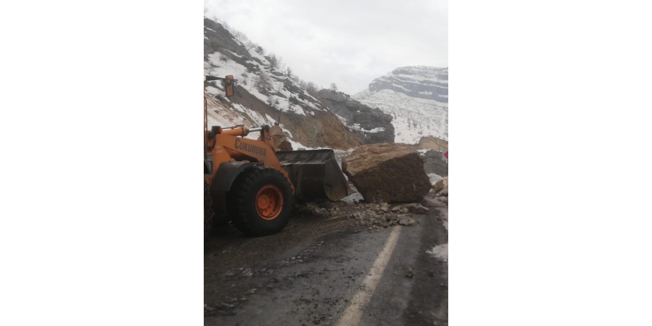 Şırnak’ta dev kaya parçaları yola düştü