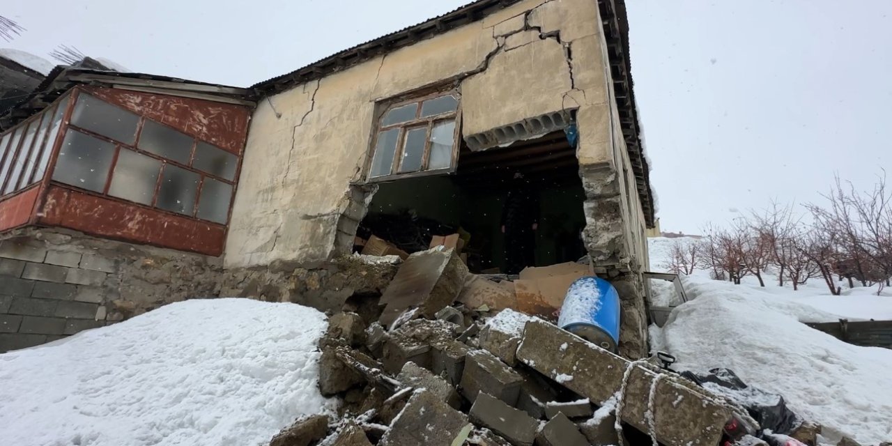 Yüksekova’da bir evin duvarı yıkıldı: "Deprem oluyor sandım"