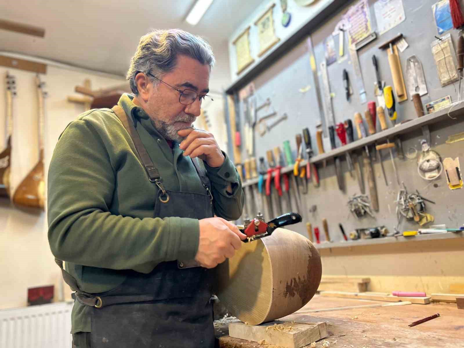 Van’da el emeğiyle üretilen bağlamalar birçok ülkeye gönderiliyor