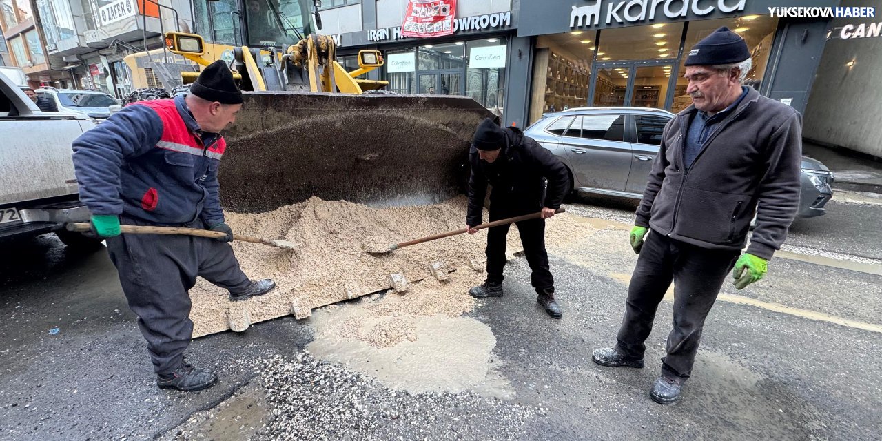 Yüksekova’da altyapı çalışmaları sonrası kazılan yollar geçici olarak kapandı