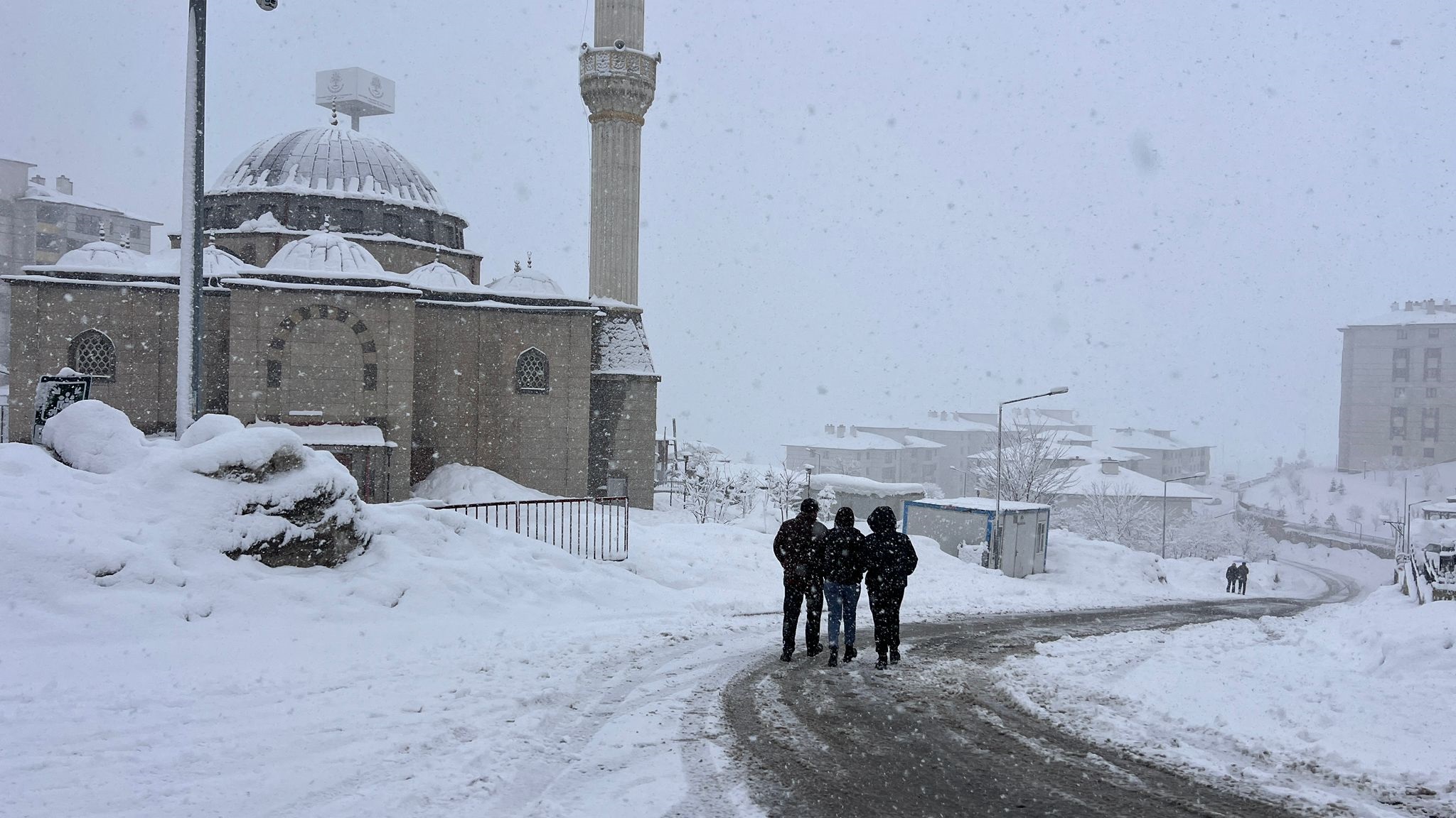 Yüksekova'da 28 yerleşim yeri ulaşıma kapandı