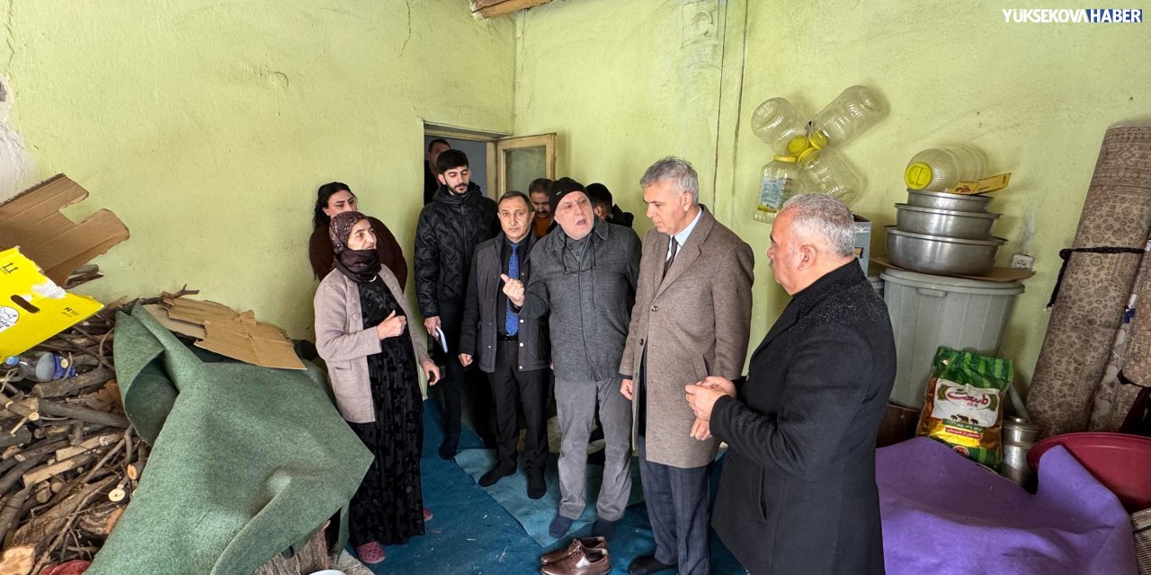 Yüksekova Kaymakamı Mustafa Akın, evinin duvarı çöken Piruze Bala’yı ziyaret etti