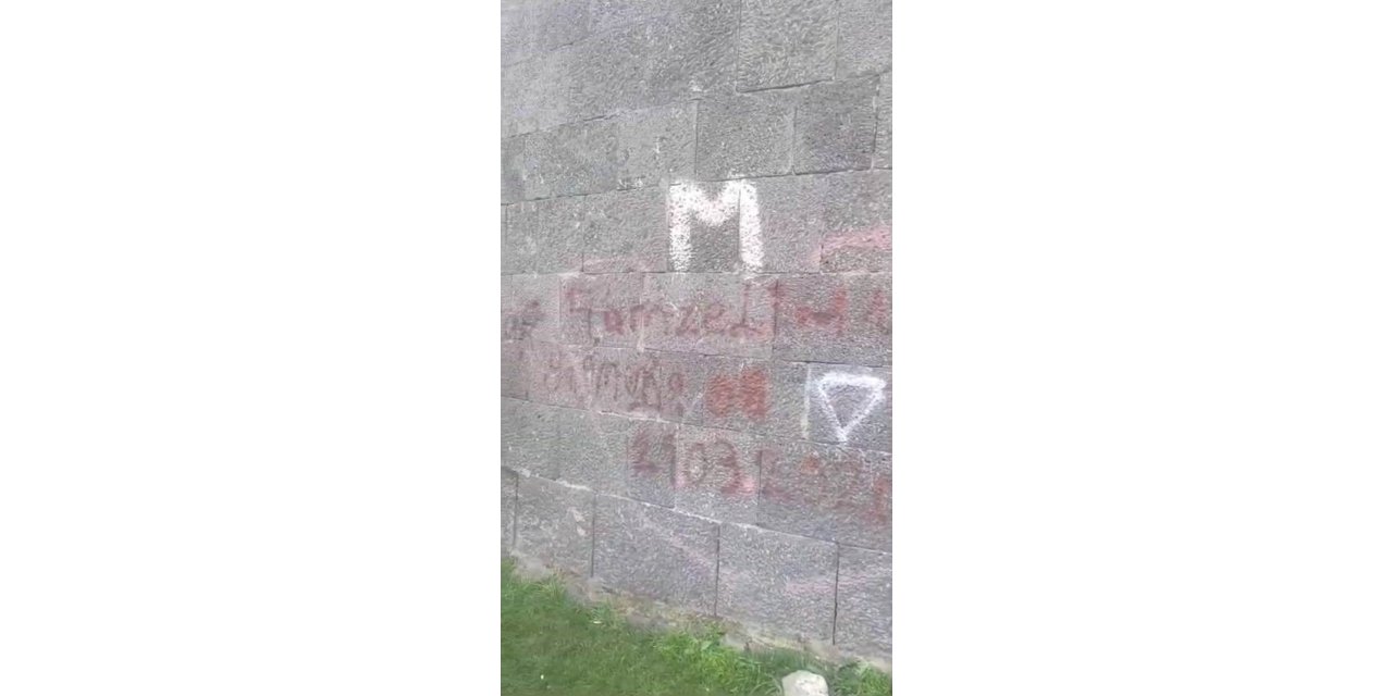 Binlerce yıllık surlara gelişigüzel yazılar yazdılar