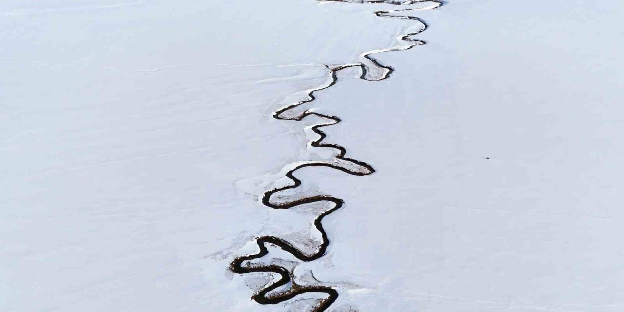 Kar altındaki menderesler güzel manzaralar oluşturuyor