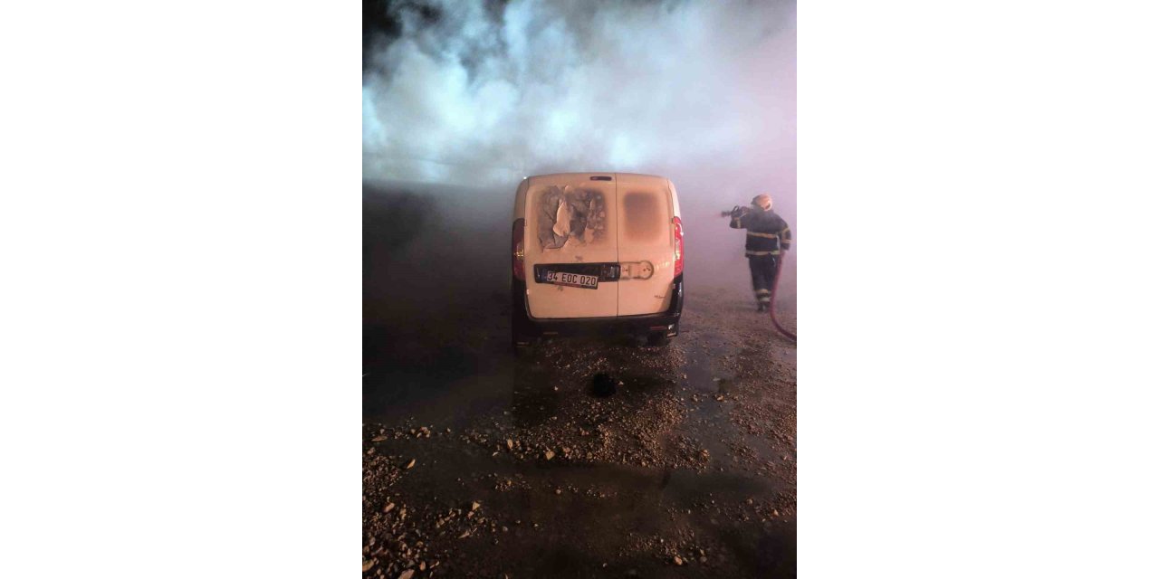 Mardin’de seyir halindeki ticari araç alevlere teslim oldu