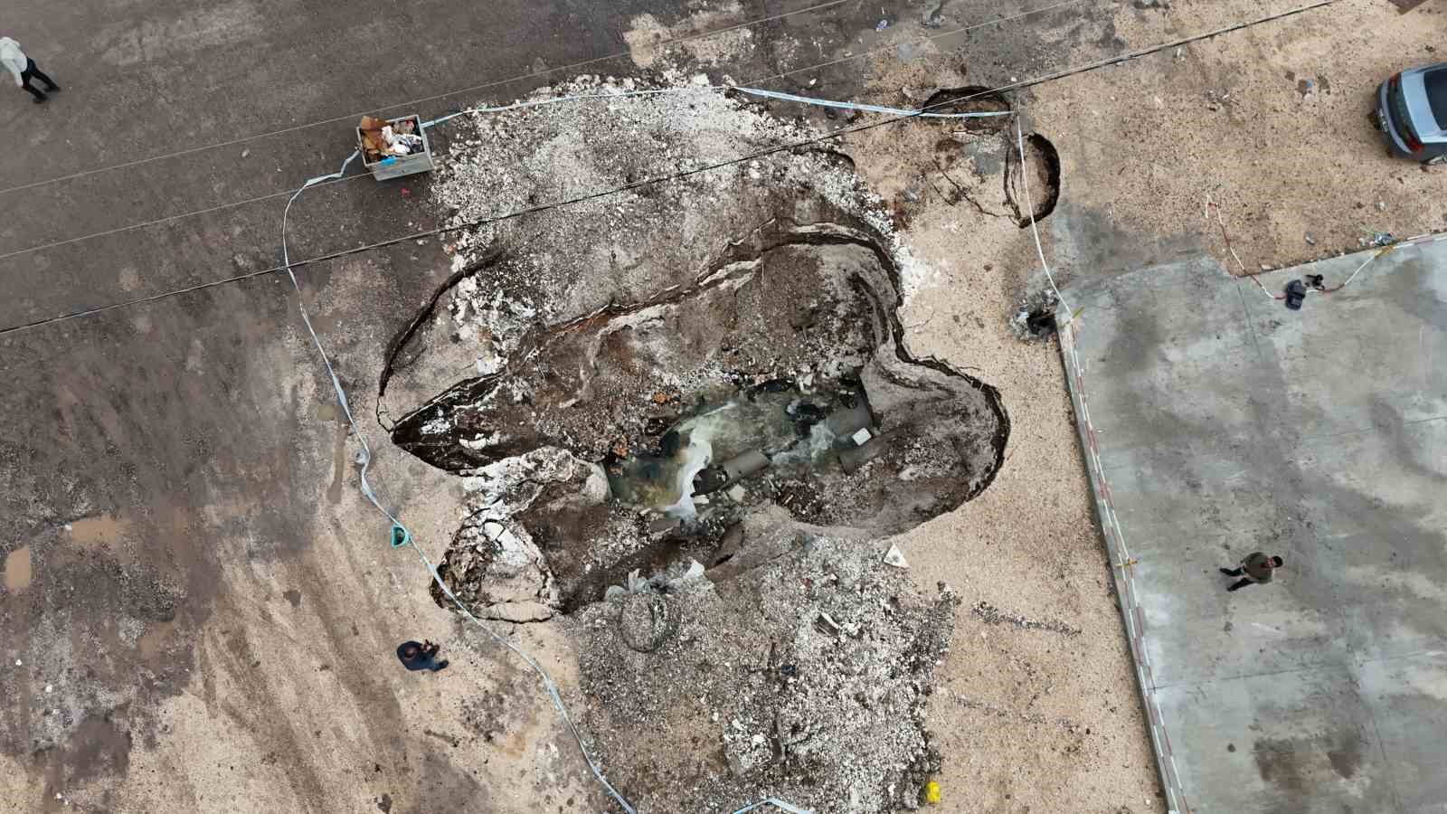 Ana yol kenarında zamanla oluşan dev çukur dronla görüntülendi