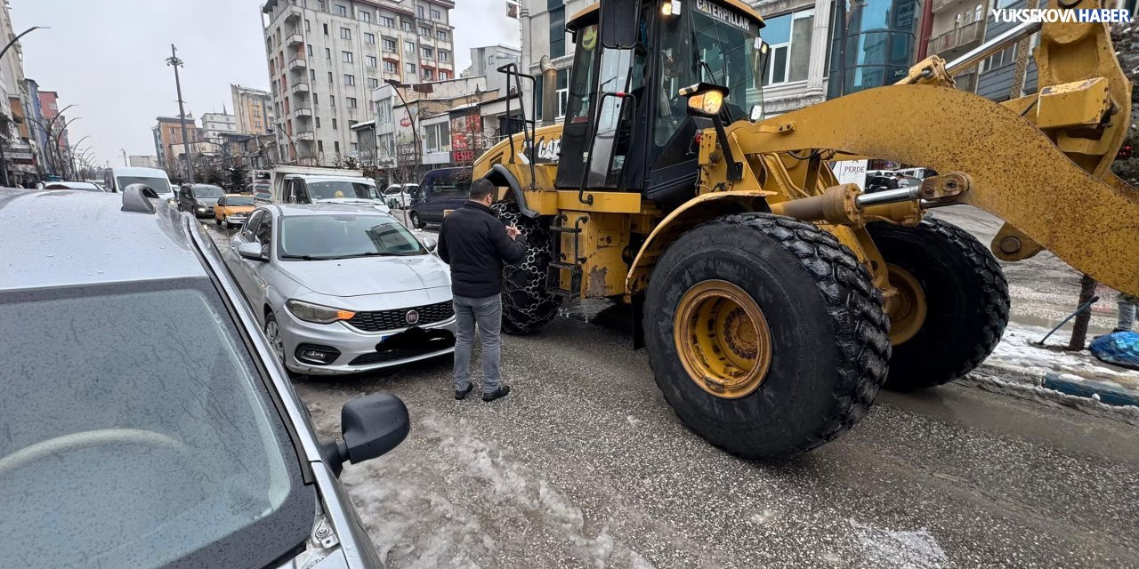 Yüksekova'daki Cengiz Topel Caddesi’nde çift sıra park tepkisi