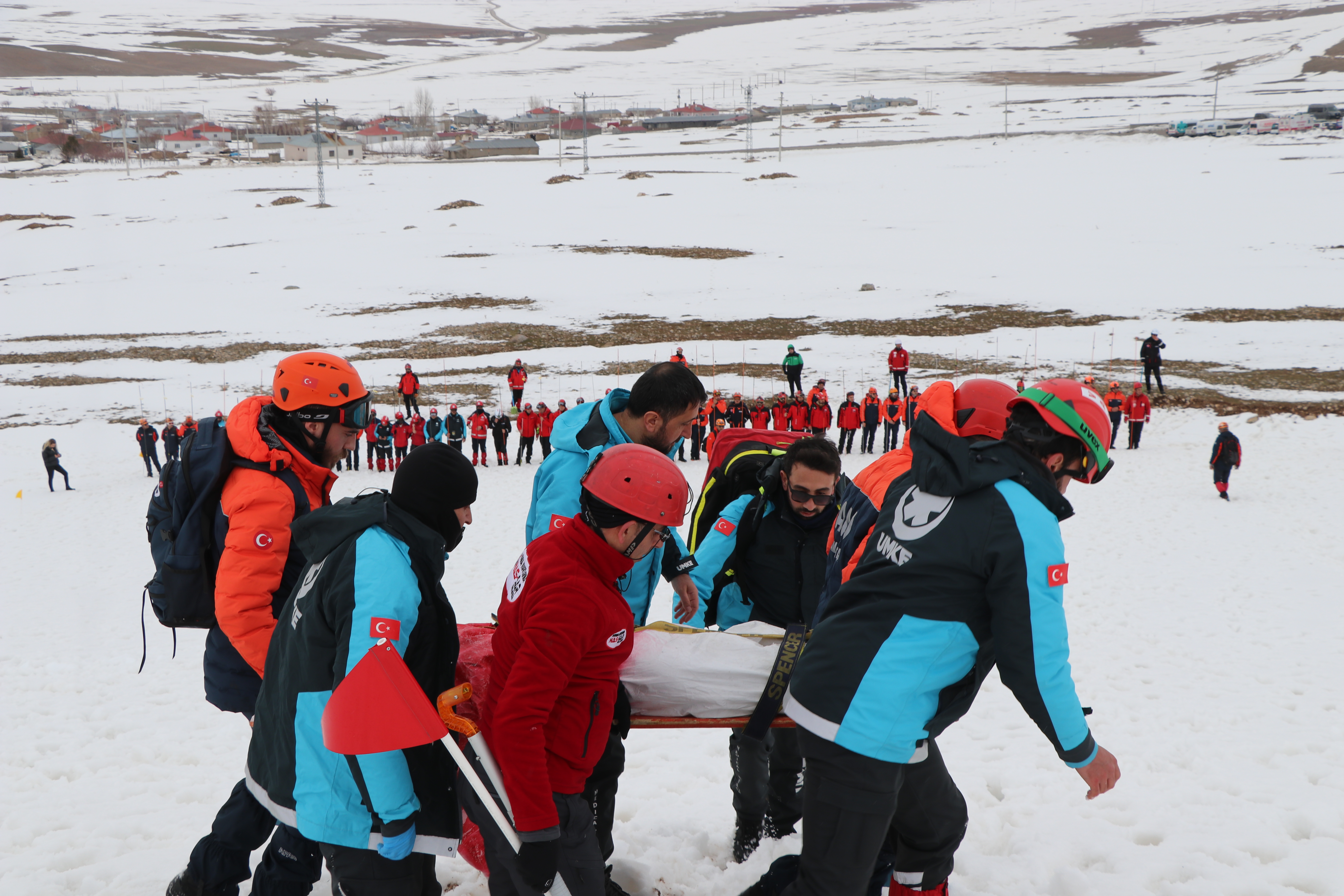 Van’da 150 kişilik ekiple gerçeği aratmayan 'çığ tatbikatı'
