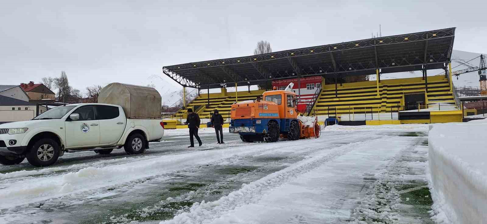 Karla kaplanan stadyum kısa sürede maçlara hazırlandı