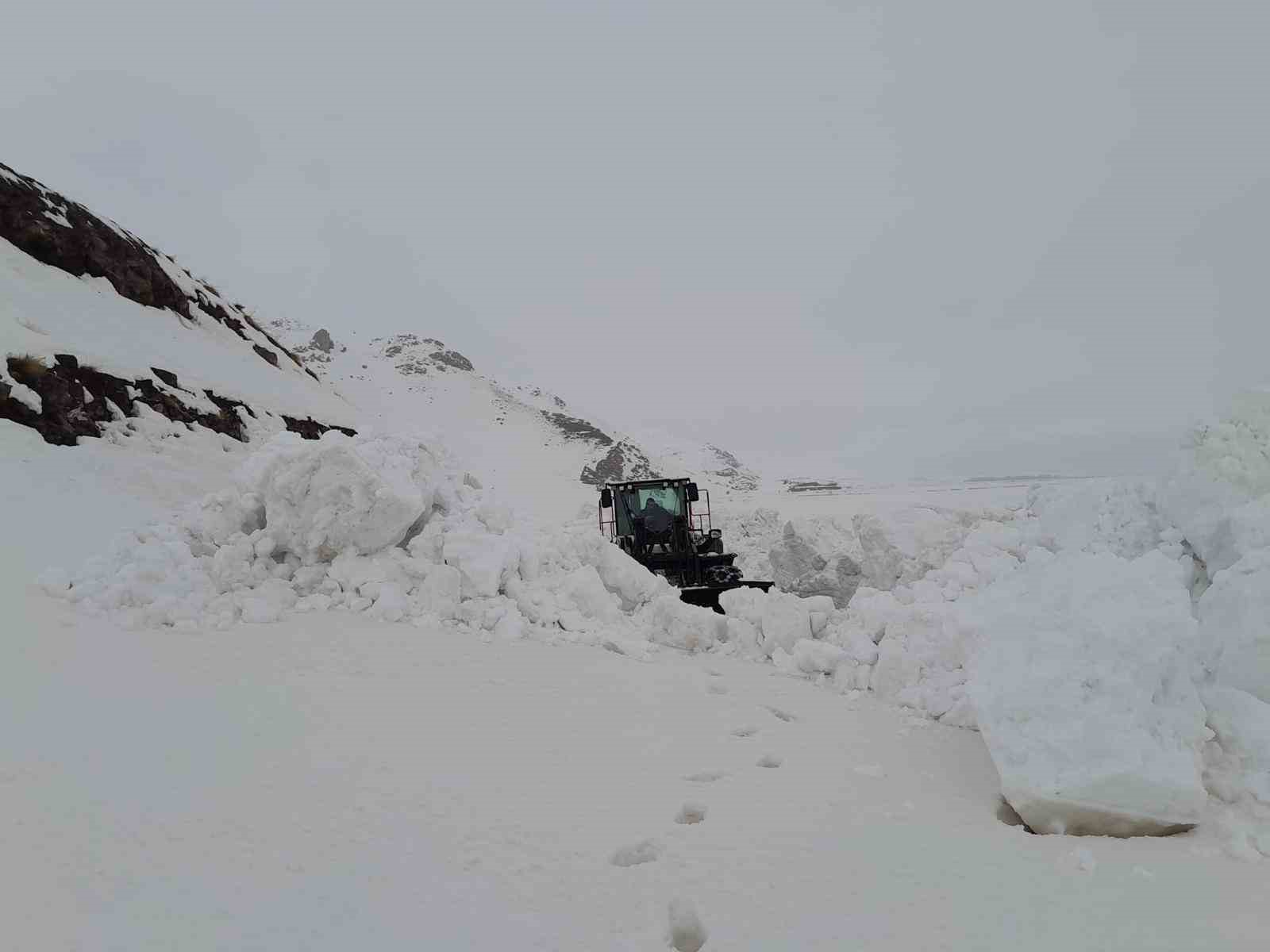 Hakkari’de 19 köy ve 38 mezra yolu ulaşıma açıldı