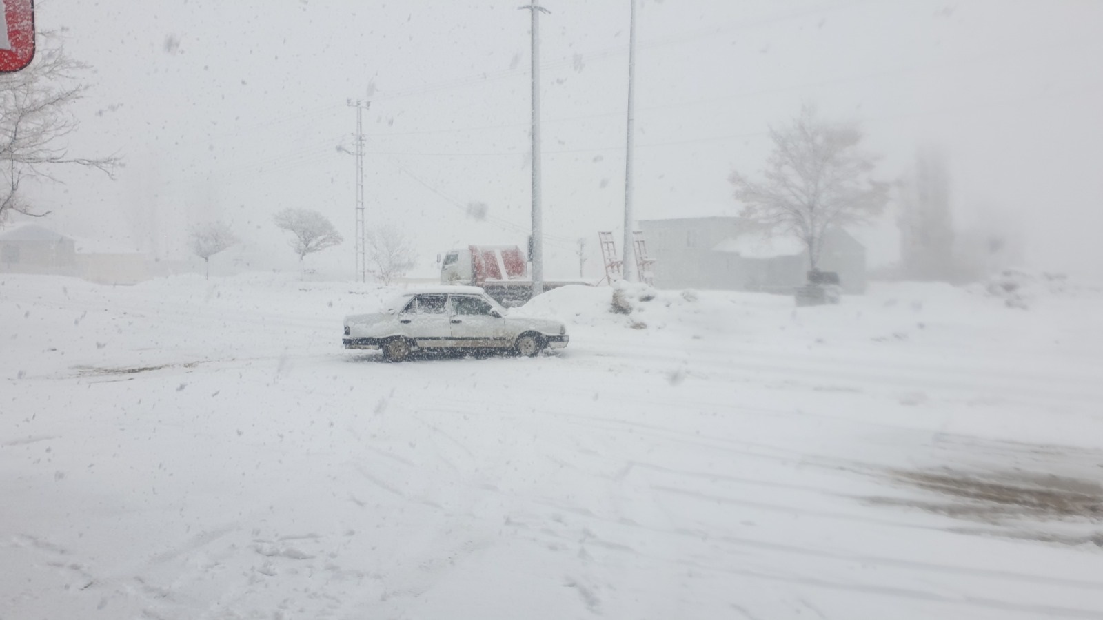 Van’da kardan 43 yerleşim yeri ulaşıma kapandı
