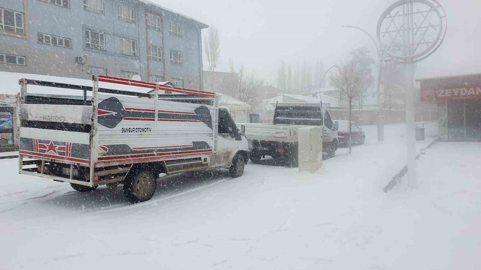 Başkale’de yoğun kar yağışı