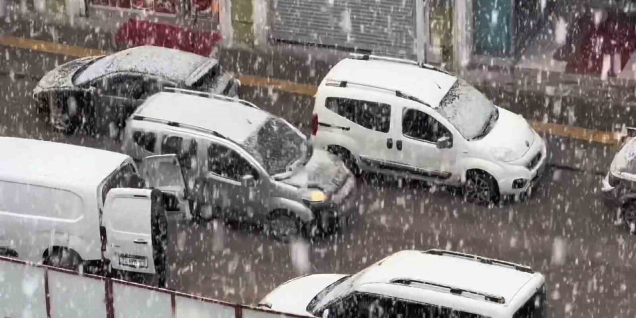 Vanlılar güne kar yağışıyla başladı