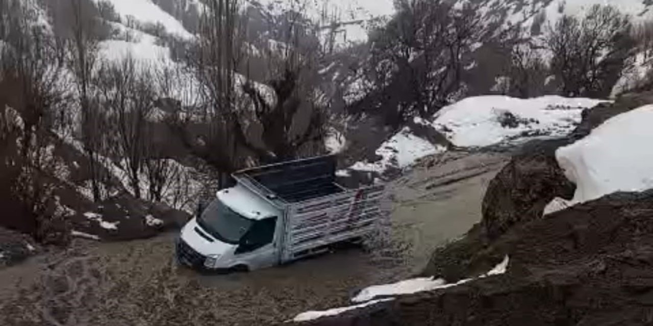 Bitlis'te kar eridi, heyelan yolları kapattı