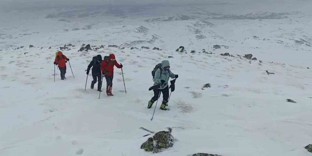 7 dağcının Süphan Dağı tırmanışı hava muhalefetine takıldı