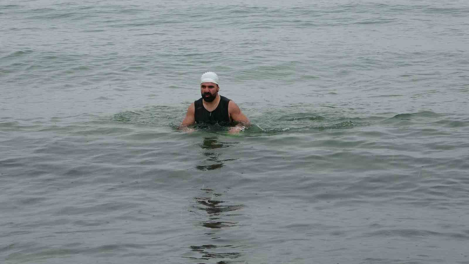 Dondurucu soğuğa meydan okudu: Van Gölü’nde şifa kulaçları