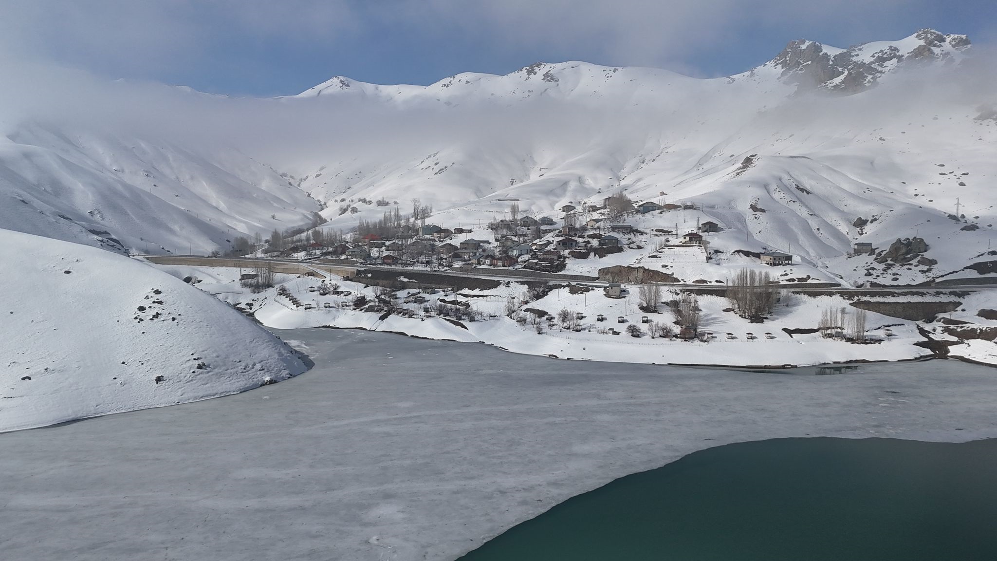 Yüksekova'daki Dilimli Baraj Gölü’nün yüzeyi kısmen buz tuttu