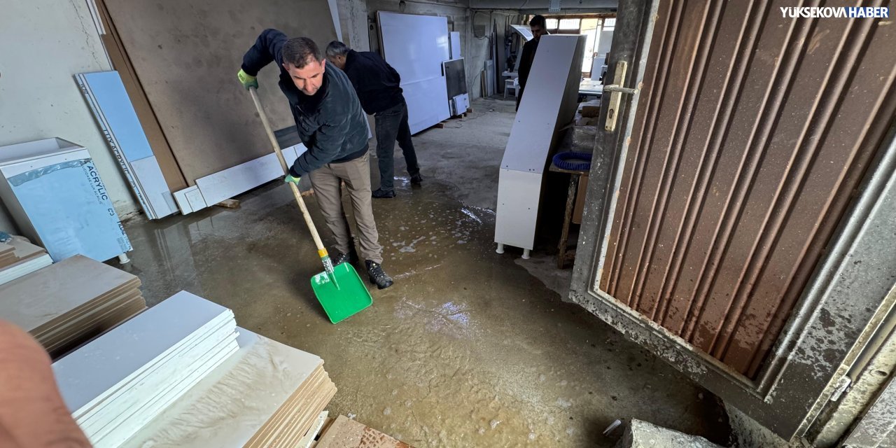 Yüksekova’da eriyen kar suları esnafı mağdur etti