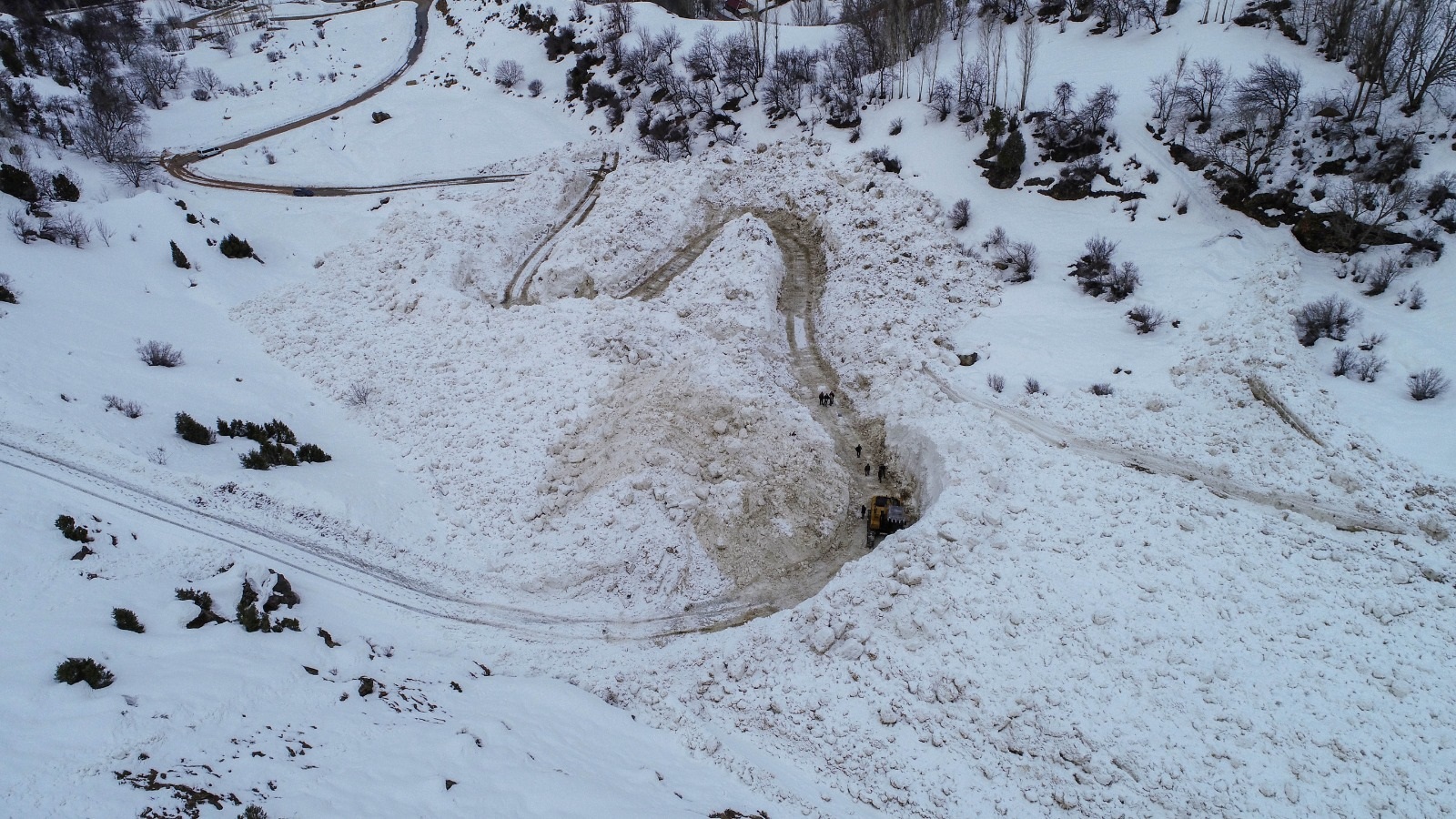 Çatak’ta çığın kapattığı mezra yolu 13 gün sonra açıldı