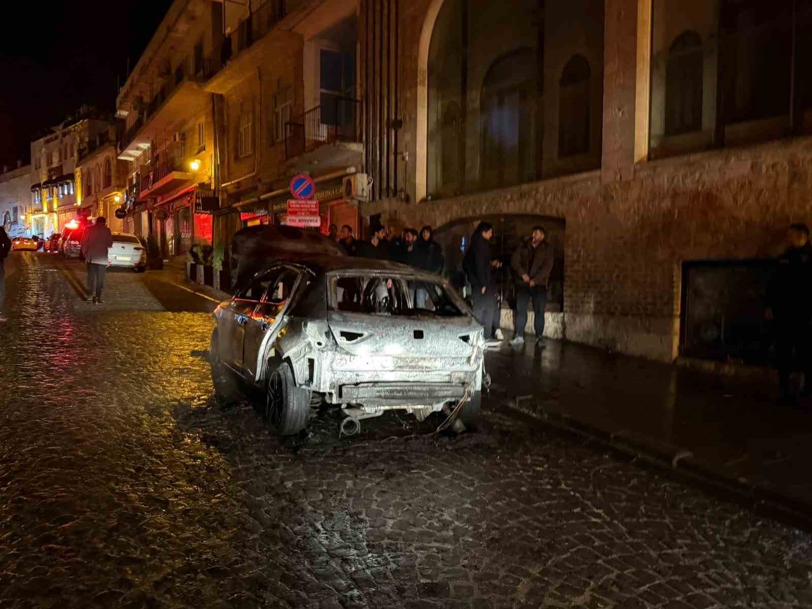 Mardin’de seyir halindeki otomobilde çıkan yangın söndürüldü