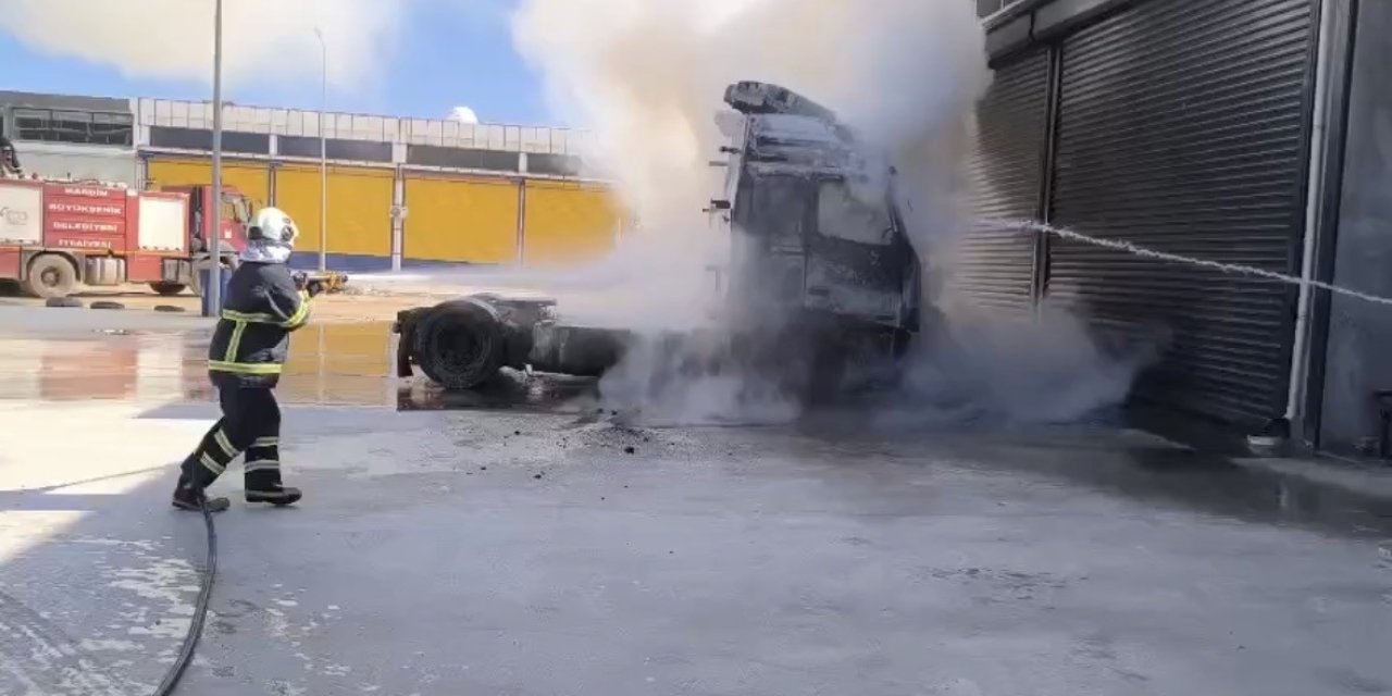 Kızıltepe'de park halindeki tırın çekicisi yandı