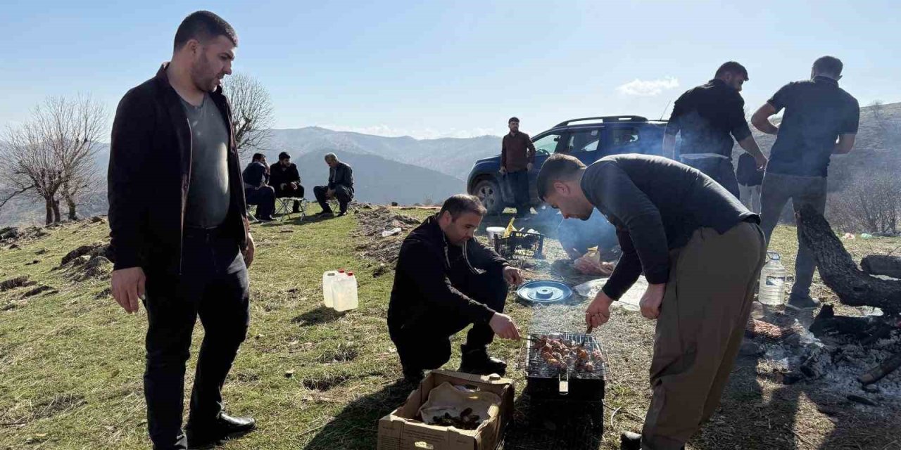 Derecik’te sıcak havayı gören vatandaşlar piknik alanlarına akın etti