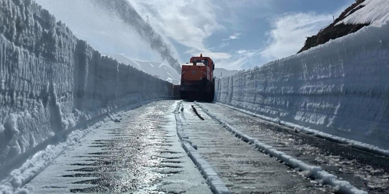 70 gündür kapalı olan belde yolunun açılması için çalışma