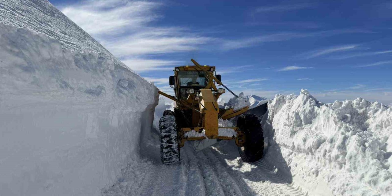 3 bin 300 rakımlı mezra yolunda karla mücadele