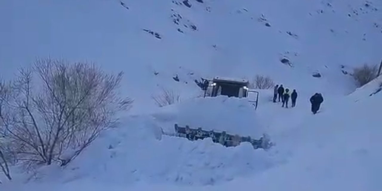 Van’da çığ düşen mahalle yolunda karla mücadele sürüyor