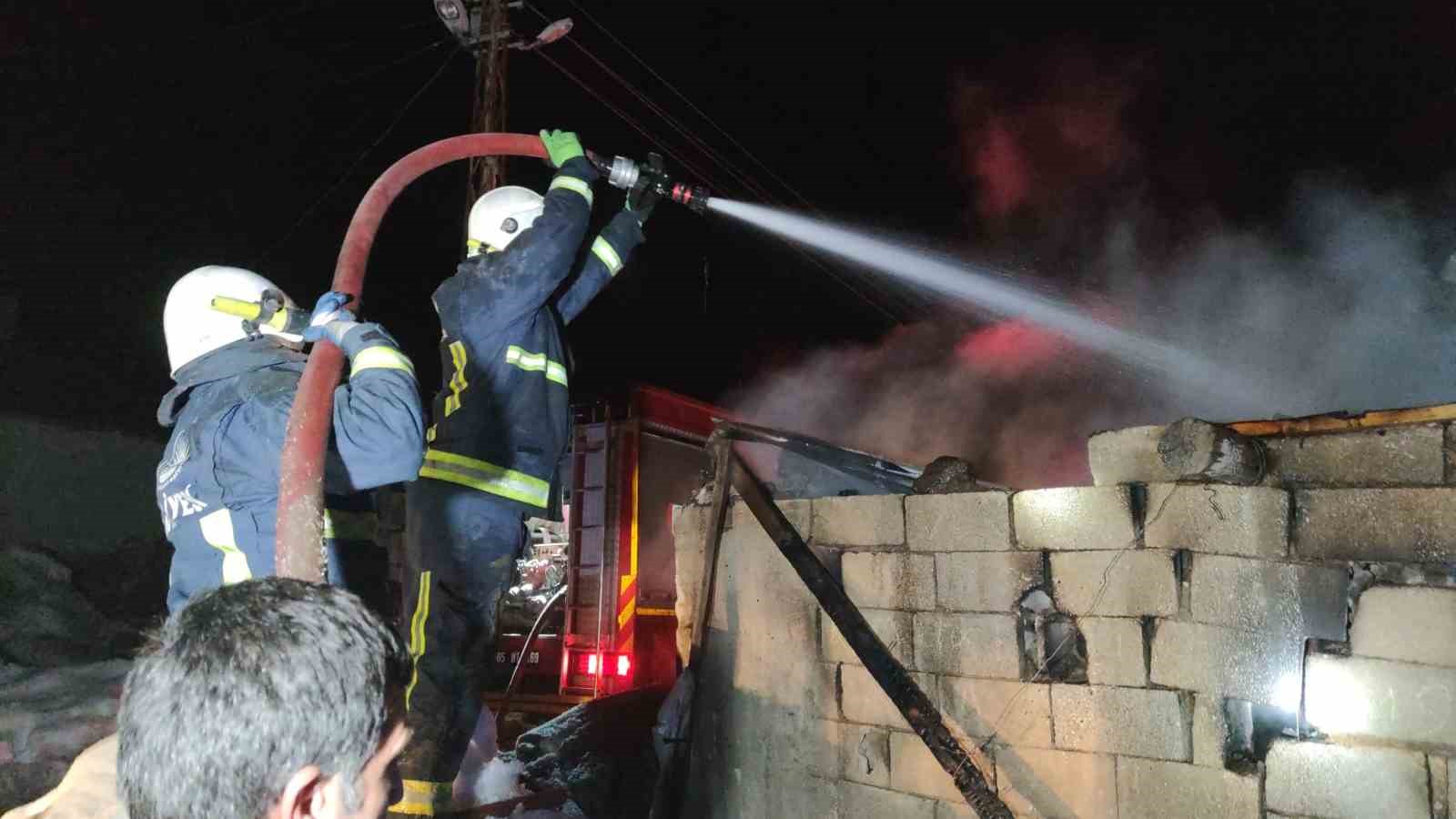 Van’da ahır yangını: 3 inek son anda kurtarıldı