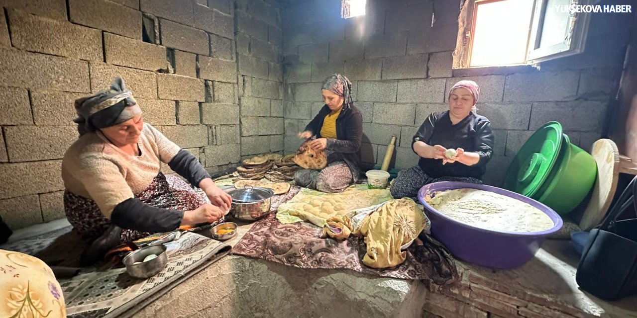 Yüksekova’da Ramazan öncesi tandır başında kade geleneği sürüyor