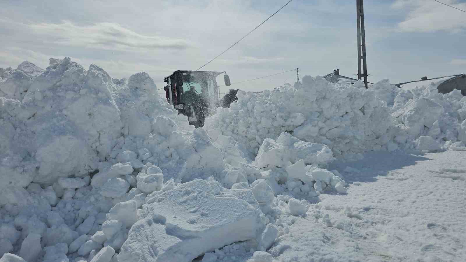 Aydınlar beldesinde karla mücadele sürüyor