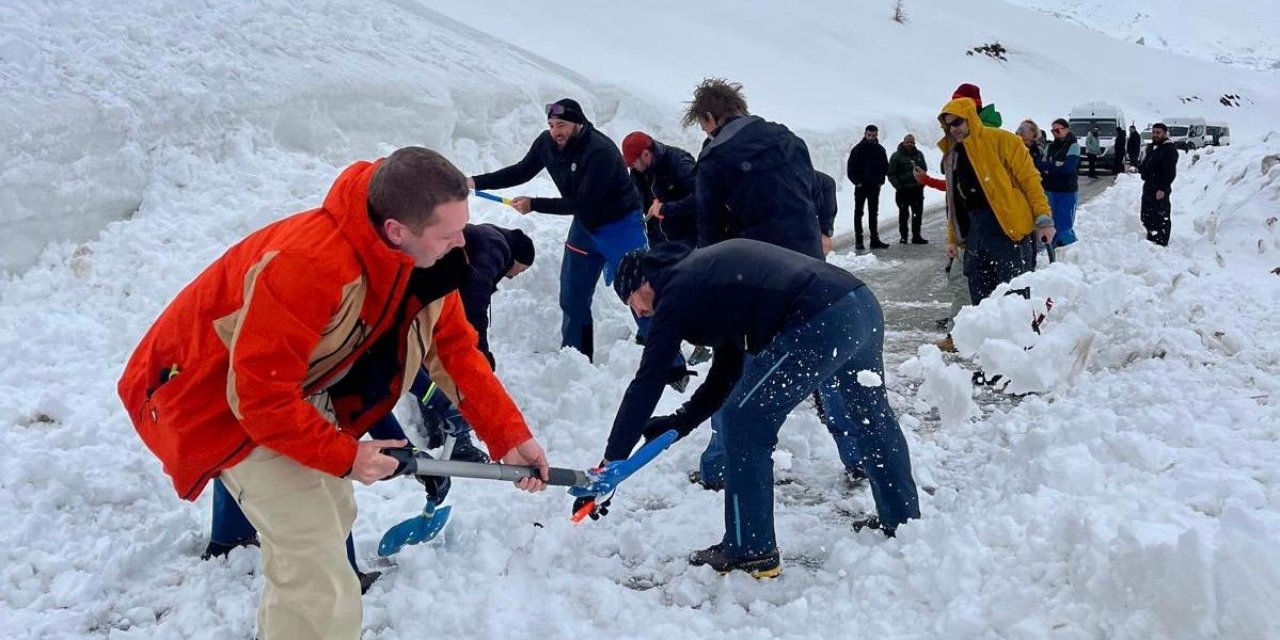 Avrupalı dağcılar Hakkari'de çığ engelini aşıp yola devam etti