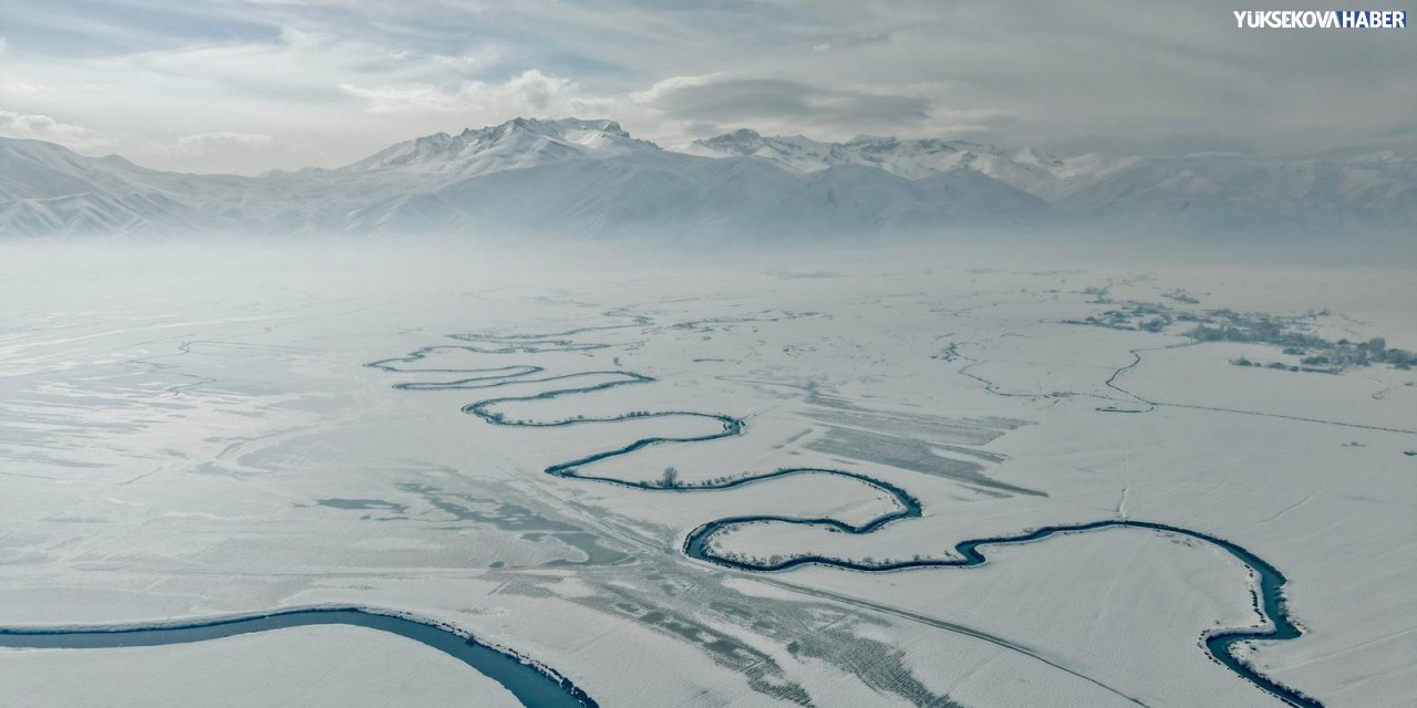Mendereslerin buzları çözüldü, Yüksekova ovasında kartpostallık görüntüler oluştu