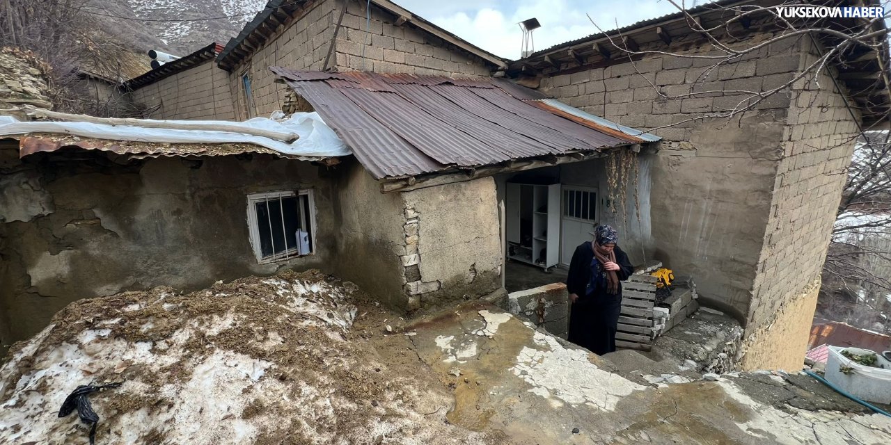 Şemdinli’de 4 çocuklu aile yıkılmak üzere olan evde yaşam mücadelesi veriyor