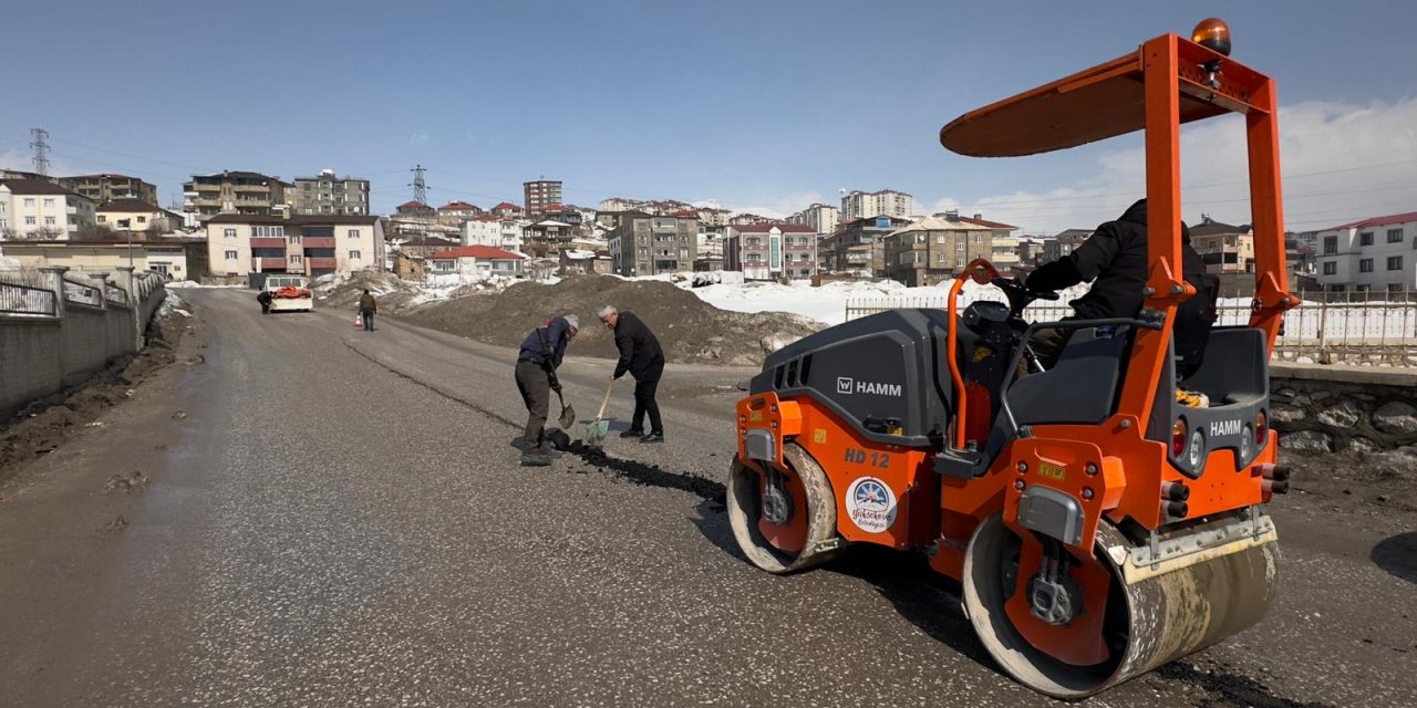 Yüksekova’da Mezarlık TOKİ yolunda asfalt yama çalışması