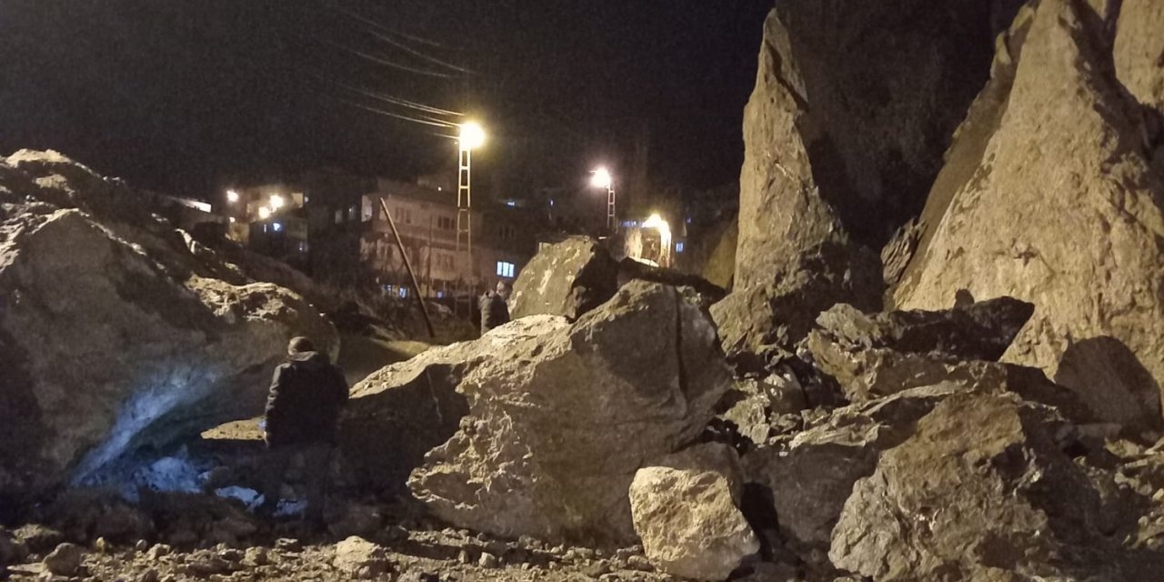 Hakkari’de dev kayalar mahalle yoluna düştü