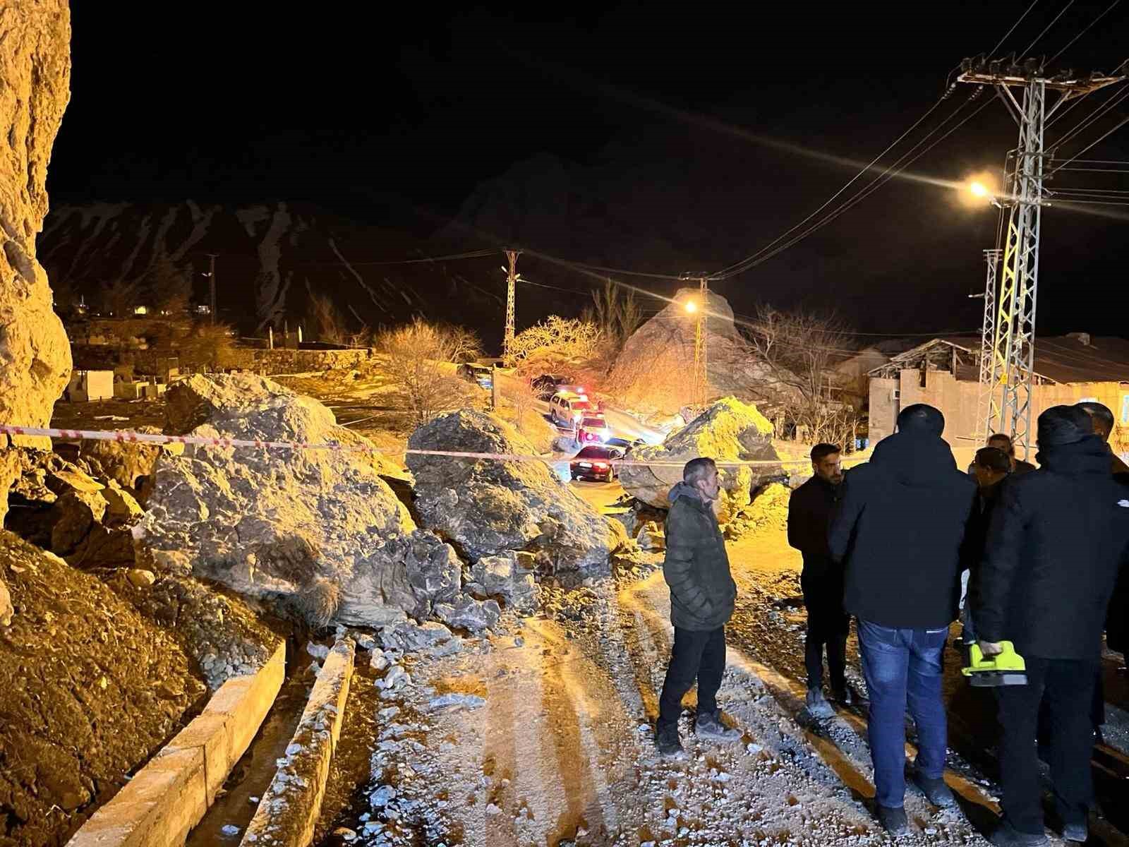 Vali yardımcıları dev kayaların düştüğü bölgede inceleme yaptı