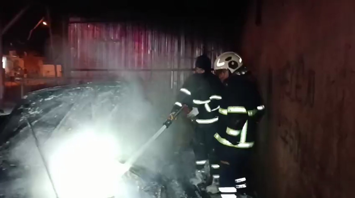 Kızıltepe'de otomobilde çıkan yangın söndürüldü